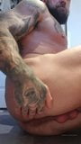 Из - татуированная мускулистая культуристка Gareth Hulin играет с задницей snapshot 1