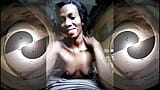 Negra puta masturbándose en bragas snapshot 1