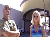 Une MILF blonde sexy avale snapshot 3