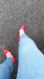 Berjalan dalam kasut tumit paten merah dan seluar jeans kurus pov.mp4 snapshot 1