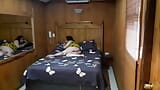 Stiefzoon neukt stiefmoeder tijdens het opmaken van het bed snapshot 4