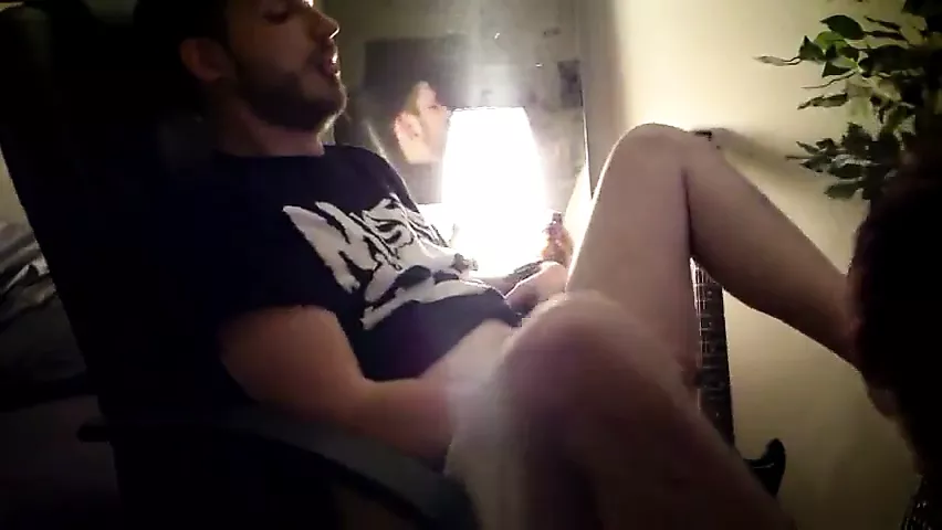 Twink giúp bạn thân của mình trong ký túc xá vào một đêm muộn