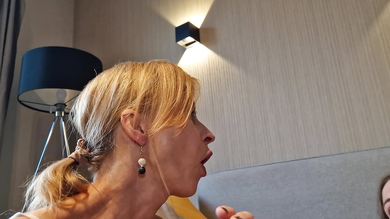 Krijg die dildo diep in mijn kont