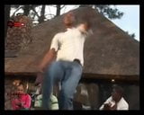 Vidéo musicale africaine aux seins nus snapshot 7