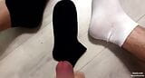 Un mec musclé branle sa bite avec des chaussettes blanches et jouit sur des chaussettes noires! Fétichisme des pieds! snapshot 13