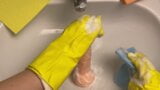 Sexy žena v domácnosti myje robertek po její kundičce snapshot 12