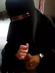 Istri niqab yang baik memberikan handjob | xHamster