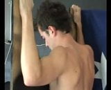 Surfista chupa uma carga no gloryhole gay snapshot 3