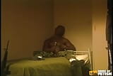 軍服を着た黒人の男は、ベッドの上の役員によって彼の大きな嫌いな人をねじ込みます snapshot 1