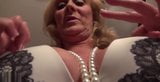 Une mamie blonde qui parle sensuellement se masturbe snapshot 2