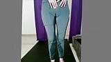 Mojar los pantalones de yoga mostrando el coño mojado del dedo del pie de camello snapshot 5