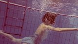 Sexy libuse onder water in het zwembad snapshot 7