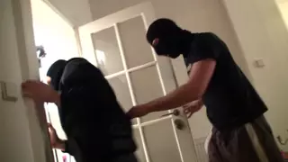 Due ladri mascherati entrano in un appartamento, trovano la ...