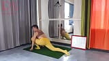 Regina Noir. Yoga Dengan Celana Ketat Kuning Di Gym. Seorang Gadis Tanpa Celana Dalam Sedang Melakukan Yoga. 2 snapshot 3