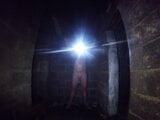 Nackt beim Erkunden eines unterirdischen Bunkers snapshot 3