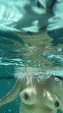 Milf asiatica in piscina snapshot 3
