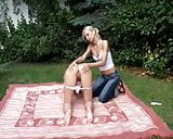 Deux copines se touchent la chatte nue en plein air snapshot 3