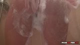 Kinky Loszka bierze fantastyczny prysznic z mydłem snapshot 4
