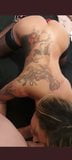 Une super blonde tatouée avec un gode dans le cul suce une bite snapshot 9