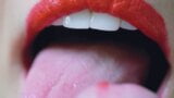 Blowjob mit rotem Lippenstift der Nahaufnahme snapshot 2