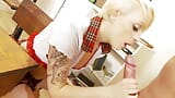 Paige Fox, pute blonde tatouée, aime crier de plaisir en baisant et en suce snapshot 3