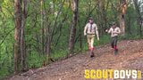 Schattige junior scout kijkt toe en probeert dan de lul van de oudere scout snapshot 2