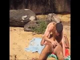 Josh e Nat 69er na praia snapshot 3