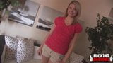 Schattige blonde Samantha zuigt pik in een badkamer snapshot 3