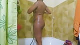 Una mujer negra se afeita en la ducha snapshot 15