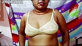 Bibi tetangga akan mandi dan meninggalkannya buru-buru. snapshot 2