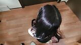 masturbación con la mano con corrida de cabello en chica compañera de cuarto de rodillas snapshot 13