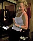 Kaley cuoco dansar i genomskinlig topp snapshot 4