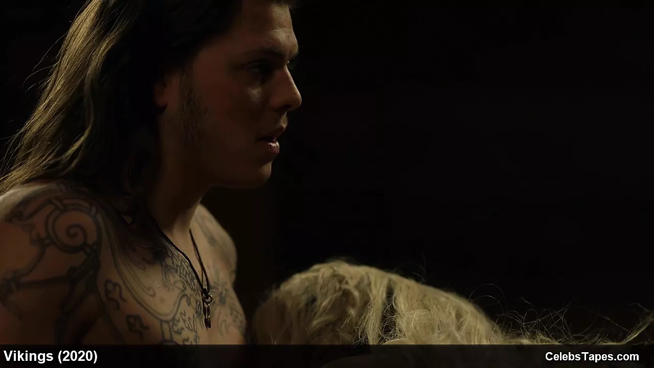 Alicia Agneson topless en sexy scènes uit Vikingen