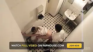 Doctor se folla al asistente médico en el baño | xHamster