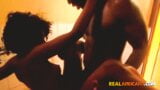 Negro africano semental desempaca pequeña chica de ébano en la ducha snapshot 7