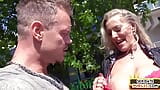 Une MILF en bas se fait baiser en public par un rendez-vous sexuel snapshot 3