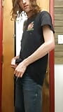 Kevin Cloud, ringard de femboy faible, expose et taquine son cul dans des putes étroites de filles snapshot 3