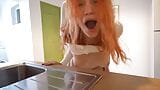 Sıska kızıl saçlı kız mutfakta becerdin oldu snapshot 7