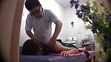 Une masseuse utilise ses doigts pour apporter à ces femmes un confort et une relaxation ultimes, partie 4 snapshot 2