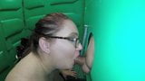 Splendide donne in un gloryhole verde snapshot 3