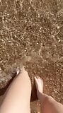 Mes pieds sentent la plage et l'eau snapshot 5