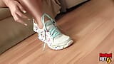 La modella di Playboy Nikki Lee Young ottiene il suo adoratore dei piedi carini! snapshot 3