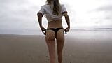 Camminando sulla spiaggia in un micro bikini, mostrando la figa pelosa snapshot 3