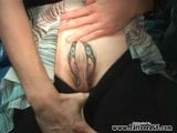 Une salope amateur exhibe sa chatte tatouée et se fait baiser snapshot 1