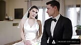 Péchés des jours modernes - le marié encule la mariée italienne Valentina Nappi le jour de son mariage + plug anal à distance snapshot 4