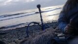 Awek itu menghisap betul-betul di pantai berhampiran laut! snapshot 9