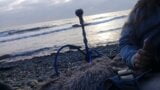 Het meisje zoog direct op het strand bij de zee! snapshot 9