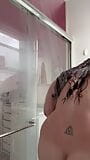 Vrouw masturbeert tijdens het douchen snapshot 3