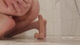 19 -jarige maagdelijke twink rijdt op grote dildo in de douche snapshot 1