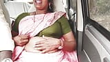 Une indienne mariée avec son copain, sexe en voiture, dirty talk telugu. snapshot 8